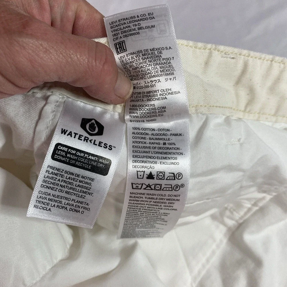 Dockers Shorts Classic Fit Cream Size 44 X 10”‎ Side Security Pocket Flat Front